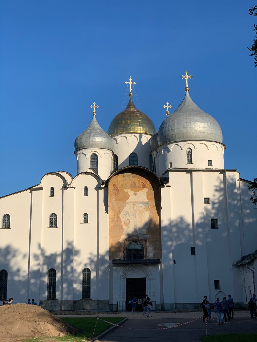 Врата расположены в западном портале Софийского собора
