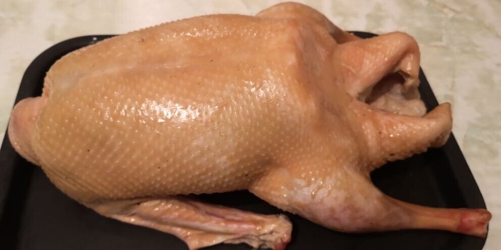 Мариноваться мой "гусик" будет до вечера на болконе, а часов в 19:00 отправится в духовку.