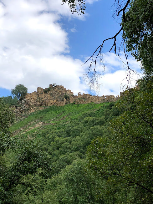 Фото Гамсутля с тропы, ведущей к ней.