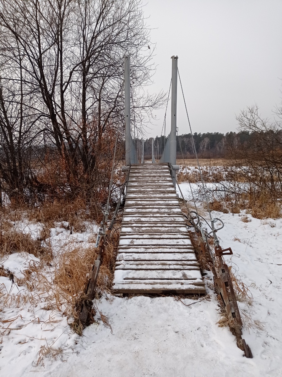 Висячий мостик через речку Миасс в конце Машгородка