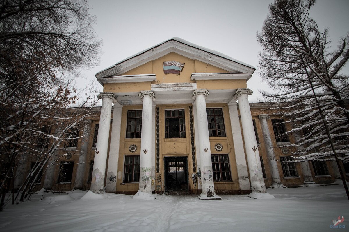 Заброшенный дом культуры.