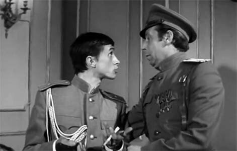 Юный белогвардейский пранкер не поддается на уговоры старшего по званию. Кадр из кинофильма "Служили два товарища" (1968). В роли пранкера Николай Бурляев