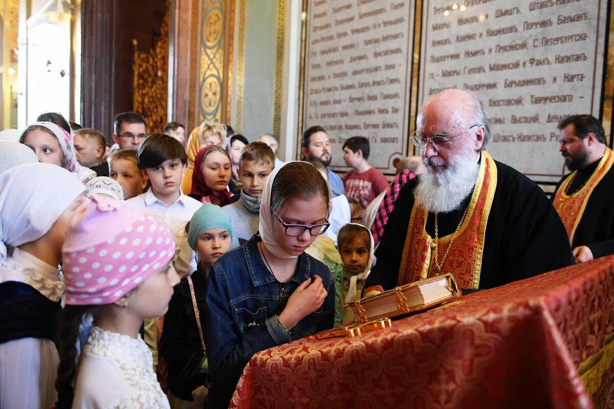 «Молитва за людей – это милостыня внутренняя». Источник: https://foto.patriarchia.ru/news/patriarshee-sluzhenie-v-nedelyu-4-yu-po-paskhe-v-khrame-khrista-spasitelya-v-moskve-2019-05-19/