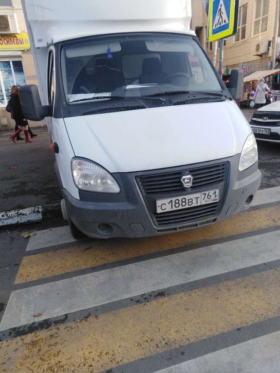 Ни сколько не смущает и парковка на пешеходном переходе.