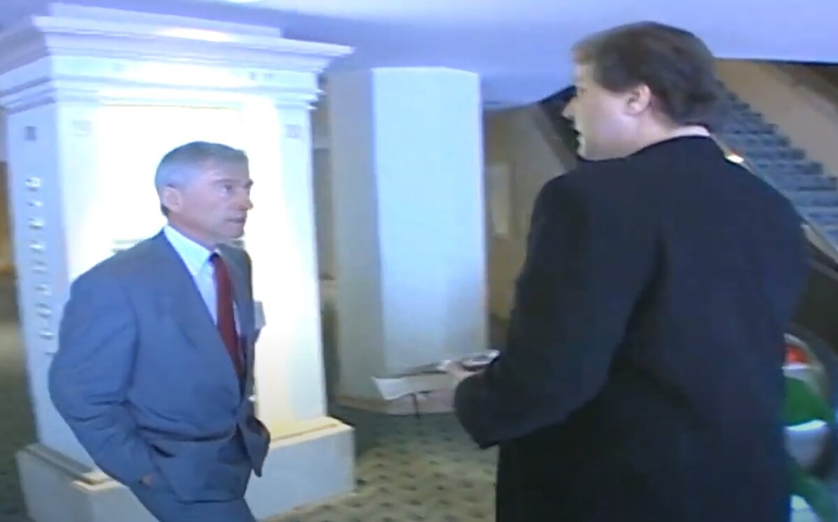 Джон Янг (Аполлон 10, 16) отвечает Сибелу: "Хочешь получить по голове?"