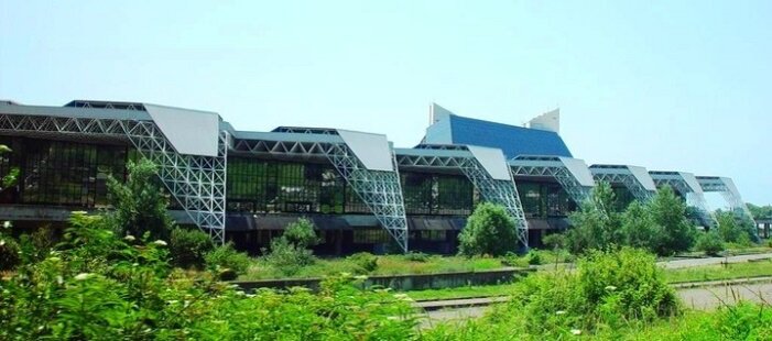 Как выглядит аэропорт в Адлере, что в нем продается интересного