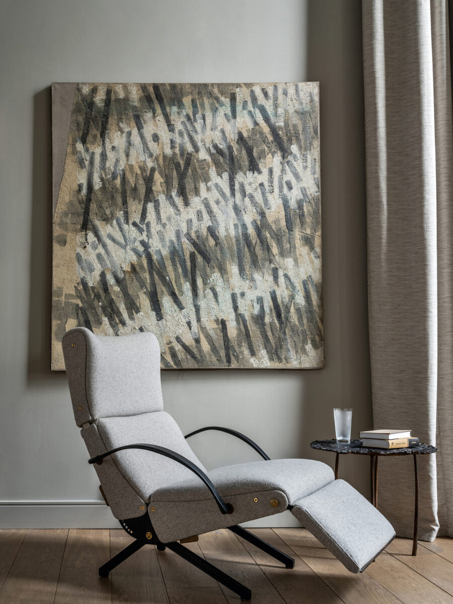 Фрагмент гостиной. Шезлонг Освальдо Борсани на фоне работы Андрея Красулина.