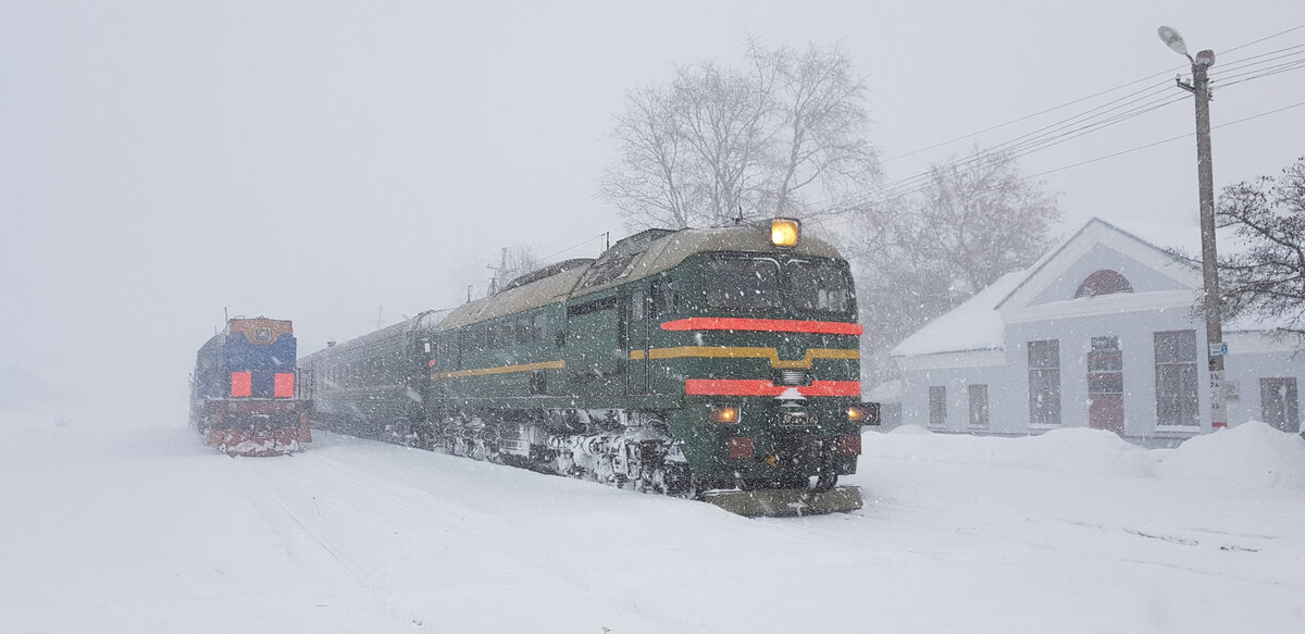 Внезапно налетавшая сильная метель со снегопадом, заметает пути на Бологое-Полоцкой дороге, видимость при такой погоде не более 200 метров. Участок Бологое-Великие Луки ОКТ жд. Станция Пено. Фото: Алексей Алексее