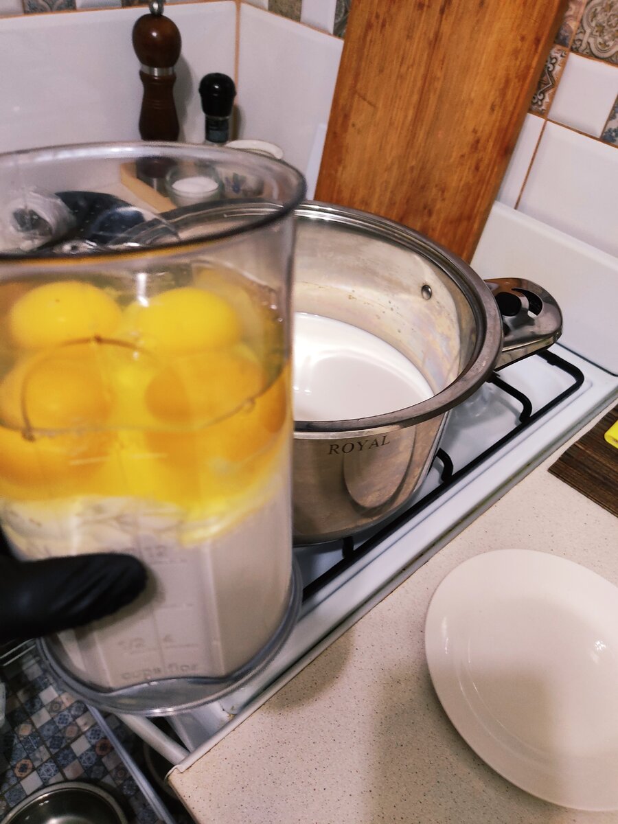 Пропорция:   1,5 литра молока / 4яйца / 250 грамм сметаны жирность 20% /  соль 2 чайные ложки. Выход 600 грамм сыра. 