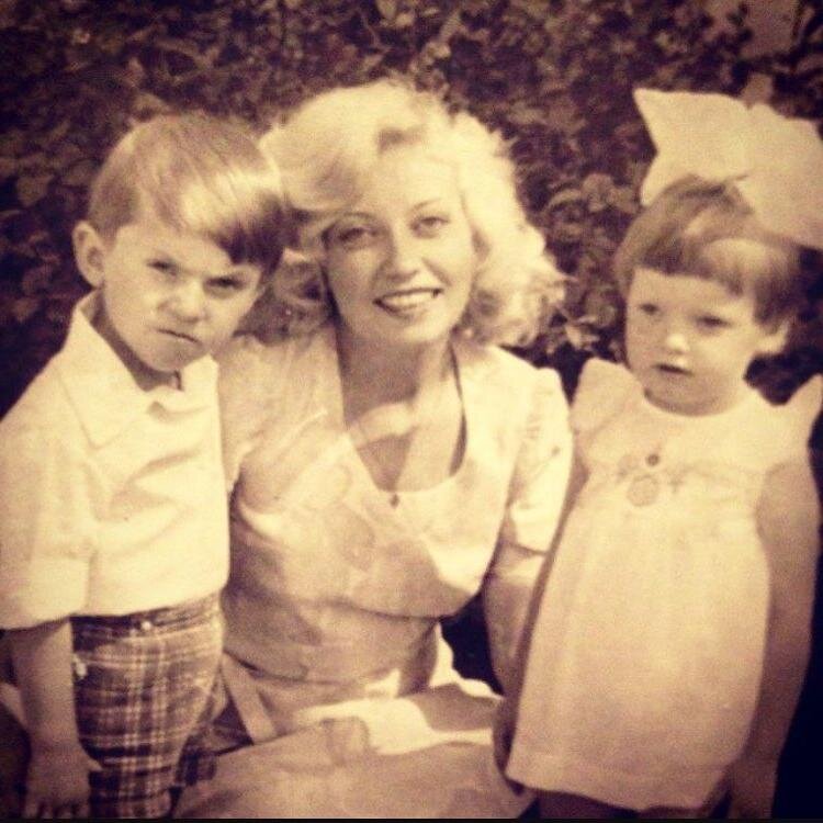 Саша с мамой и сестрой