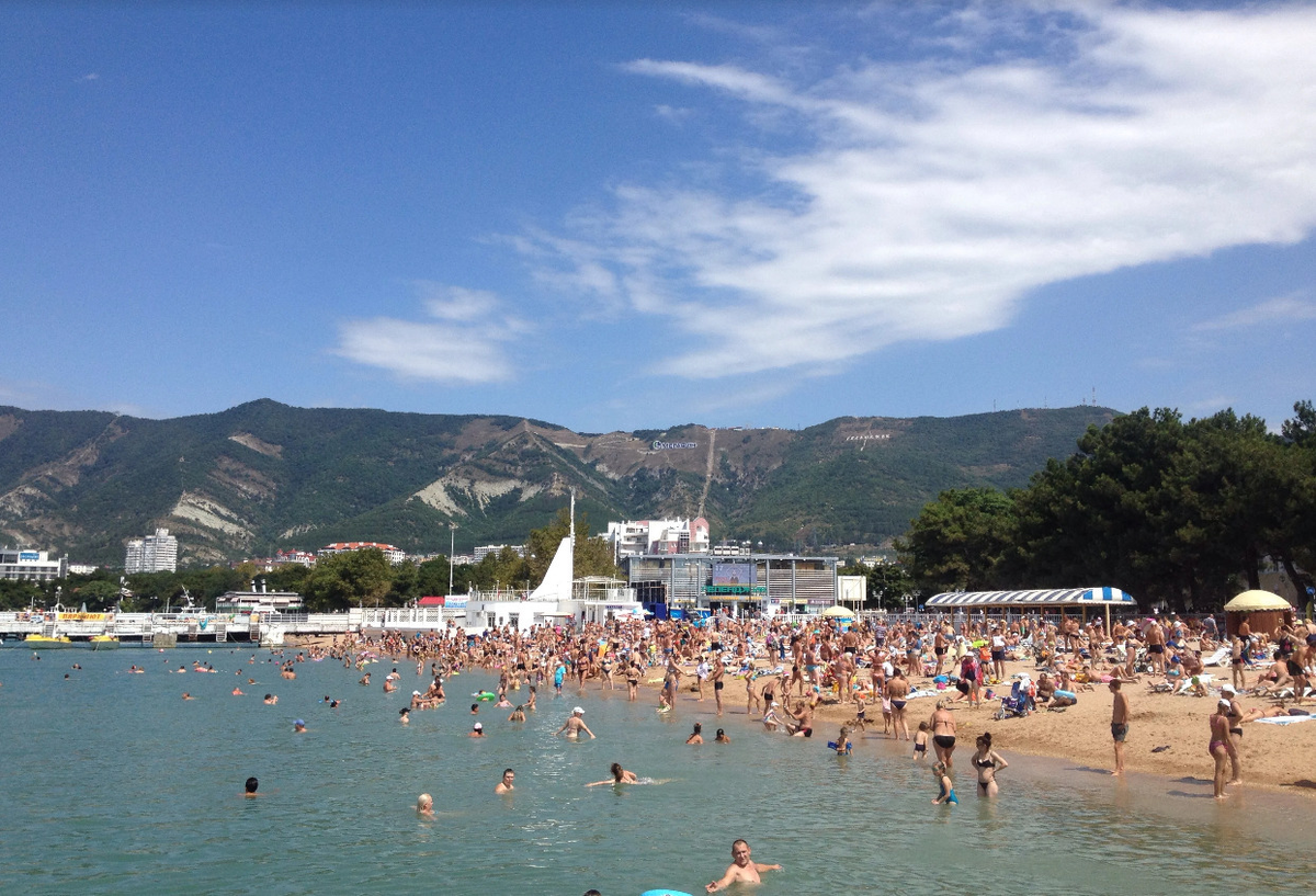 Центральный пляж в Геленджике