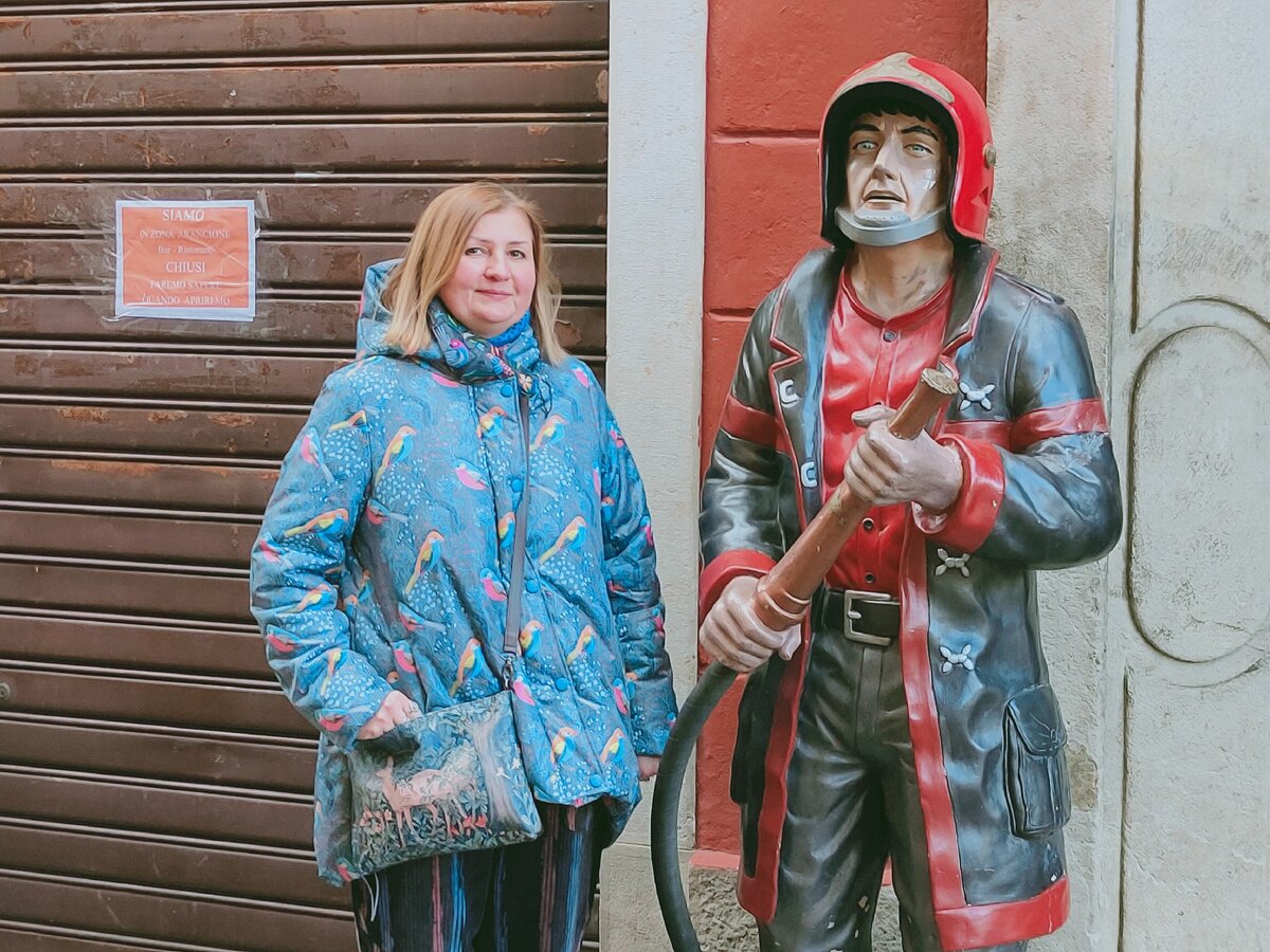 В доме деда разгораются такие страсти, что впору вызывать помпьере (пожарного). Такой pompiere стоит у таверны в посёлке Виджу (Viggiù)