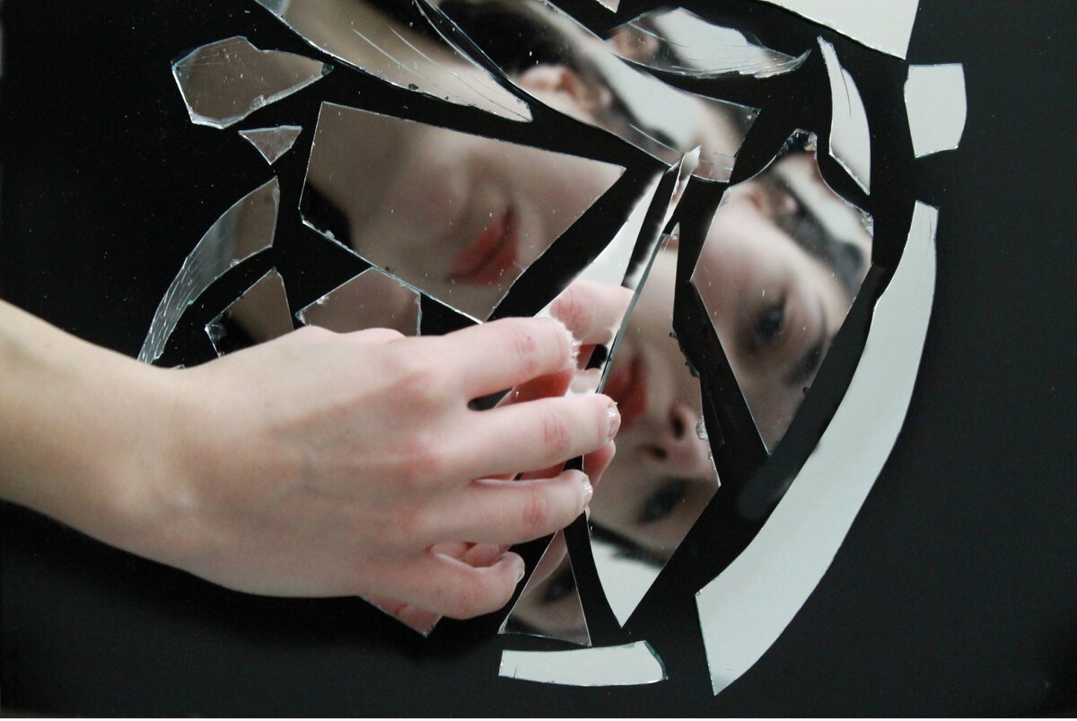 отражения в разбитых зеркалах. отражение в разбитом зеркале. разбитое зеркало. разбитое зеркало отражение. красивый арт разбитое зеркало.