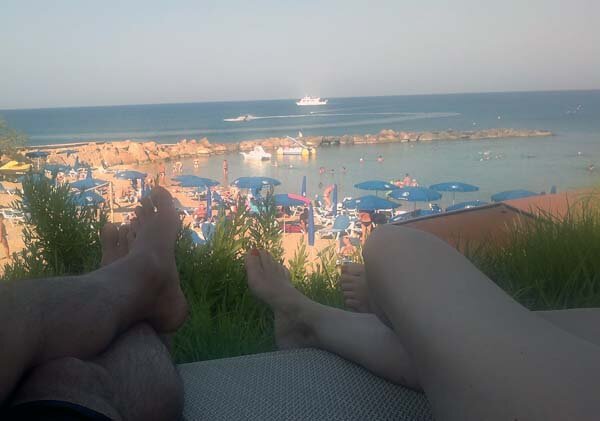 Кипр.  Путешественник во Времени (слева) на одном из пляжей Протараса. Фото автора. 