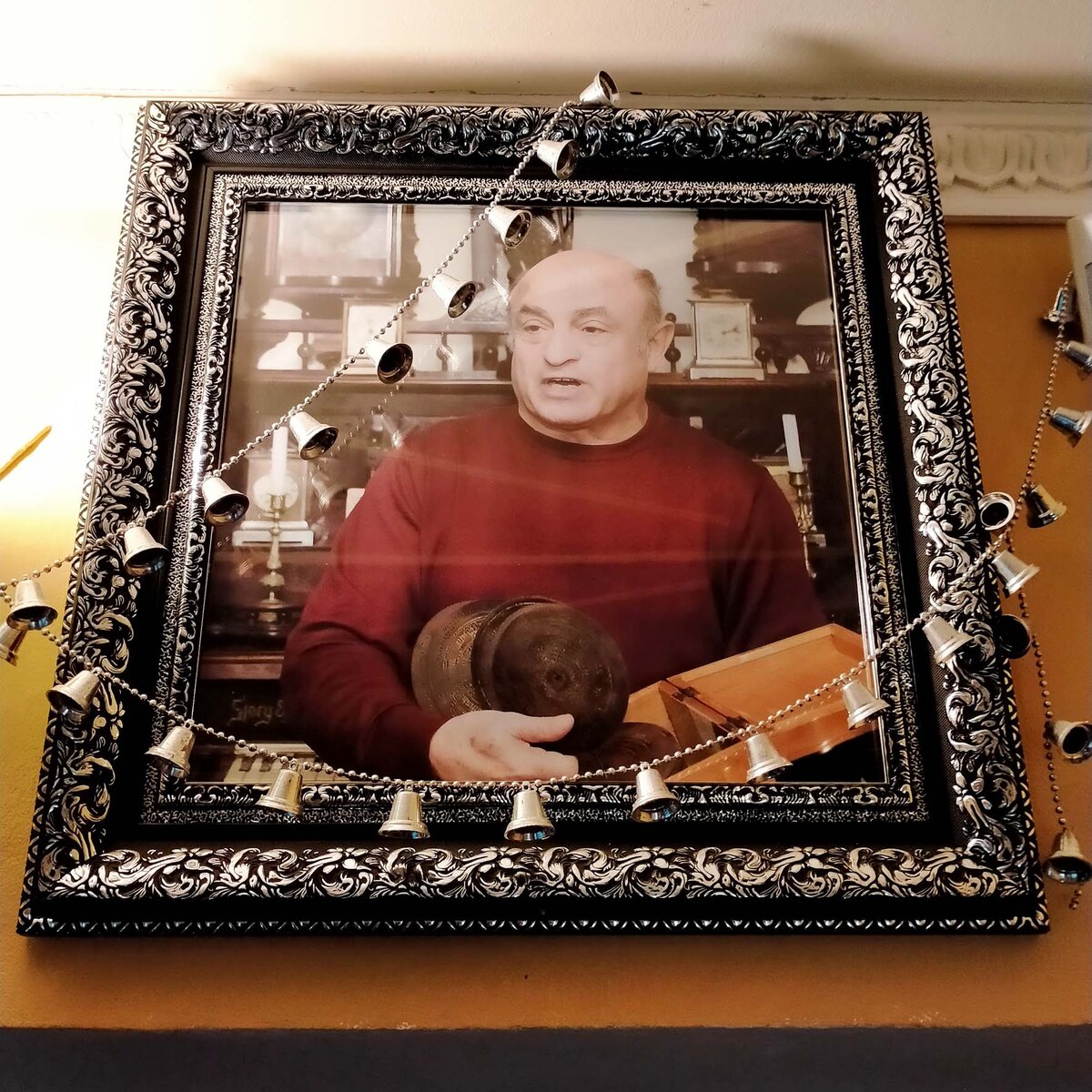 Джон Григорьевич Мостославский (6 июня 1942, Благовещенск - 17 июля 2015, Ярославль). Родился в семье потомственных актёров. Коллекционированием увлекался с детства. Всё началось с колокольчика, который ему подарили в 9 лет. В советское время преследовался милицией за скупку антиквариата. Снялся в телесериалах «На углу, у Патриарших 2» (2001) и «Хиромант» (2005, съёмки проходили в музее «Музыка и время»). Отец троих сыновей, один из них в настоящее время является директором созданного отцом музея. 