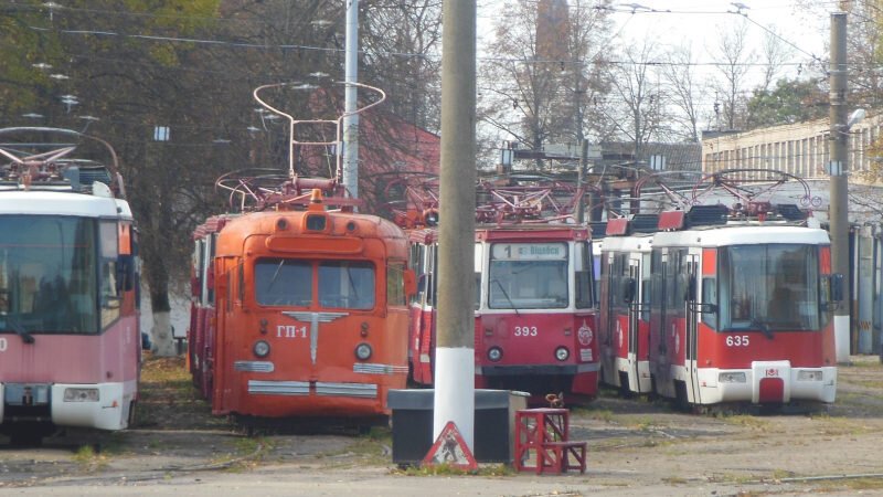 2019 год. Грузовой трамвай в депо перед выходом в рейс (в центре). Фото: Сергей Мартинович