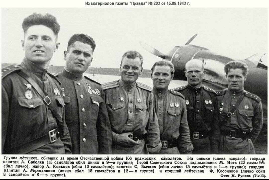 Семен Бычков третий с правой стороны