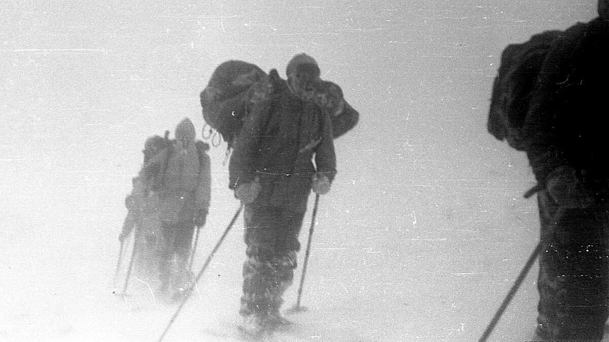 Стропы сложенной палатки за спиной свободно болтаются. Ветра нет. Фото из открытого доступа.