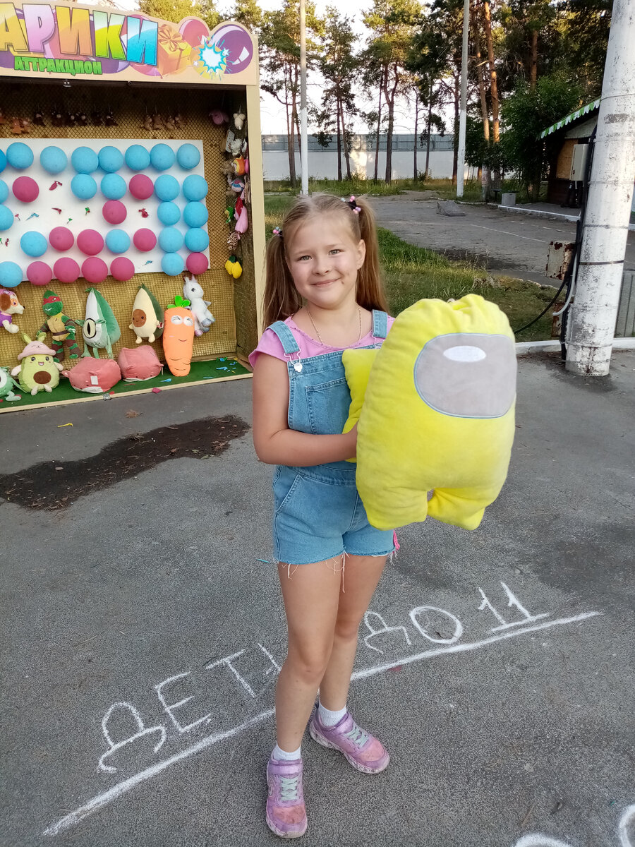 Моей умнице 10 лет🥰 Выиграла главный приз на аттракционе стрельбы 💪👍