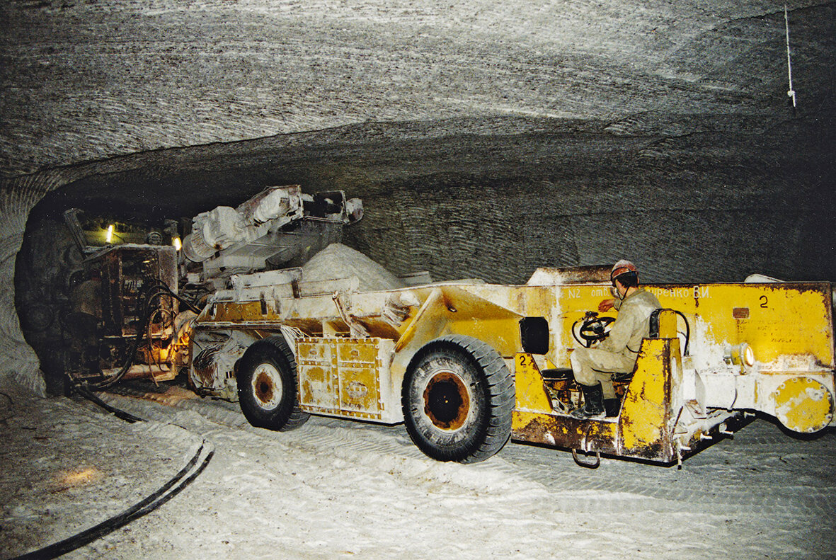 Соляной забой, работает комбайн. Фото  Бориса  Слепнева