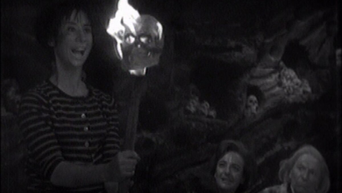 Сериал задумывался как образовательный, поэтому серии с Первым Доктором чередовались: историческая-образовательная - фантастическая