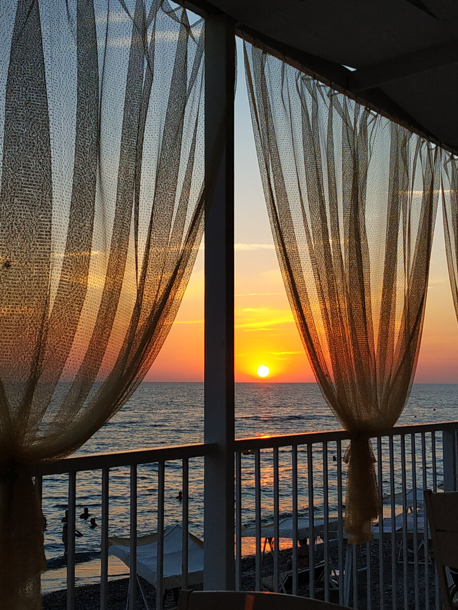 Шторочки колышутся от легкого  дуновения ветра. В сочетании с закатом выглядит все очень красиво. Фото автора Ольги Носковой