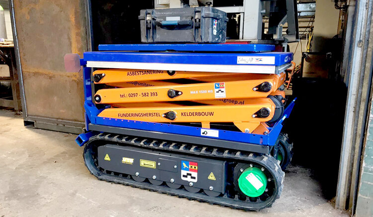 Подъемный стол на гусеничном ходу