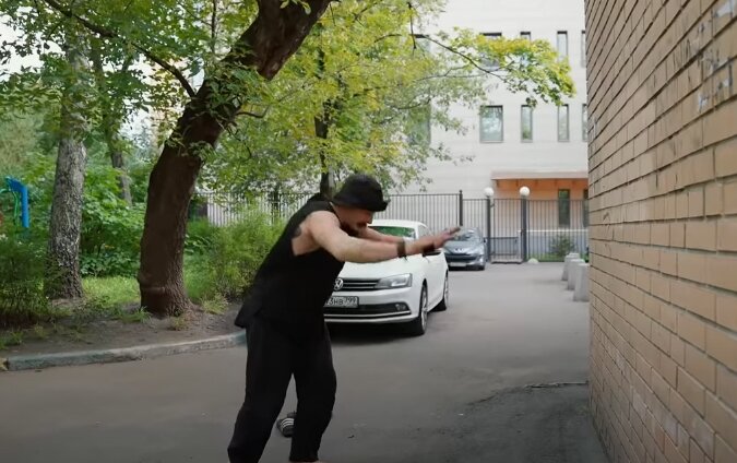 Кадр из видео: ВЫХОД НА ДВЕ И СТОЙКА НА РУКАХ С НУЛЯ