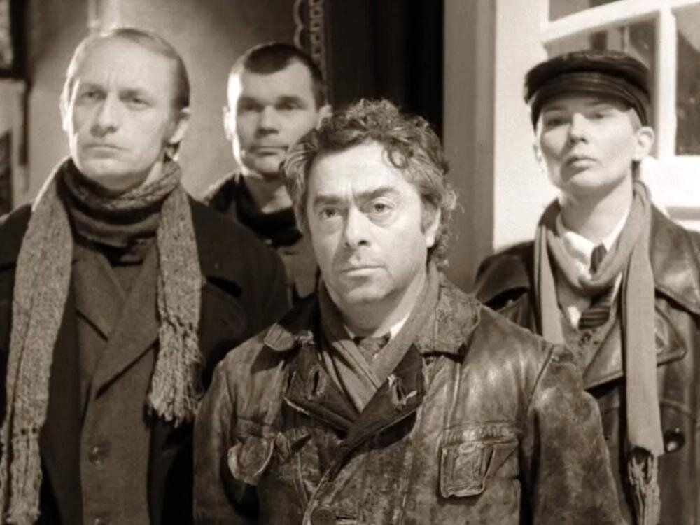 – Не читайте до обеда советских газет! – Все отнять и поделить! – Котов душили, душили… – Разруха не в клозетах, а в головах! – Абырвалг. – Человеку без документов строго воспрещается существовать.-15-2