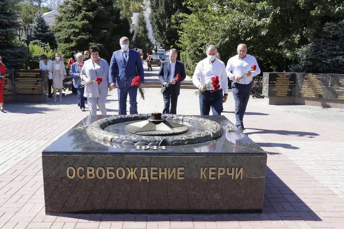 Приехав в город-герой, В. Константинов первым делом возложил цветы к Вечному огню