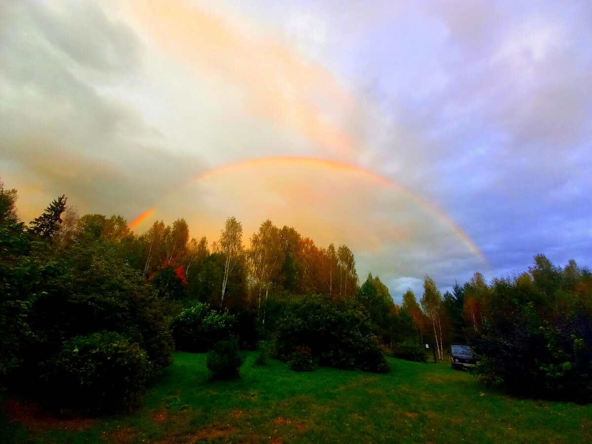 Это радуга над нашим садом