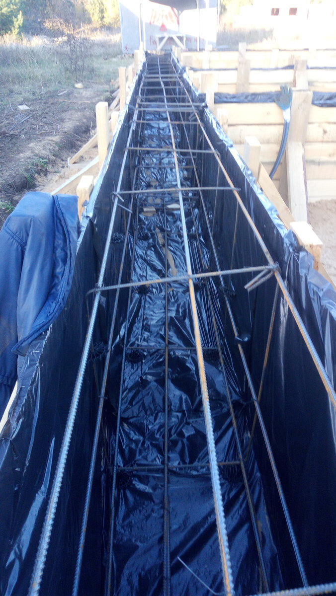 Собрали опалубку, разместили арматуру