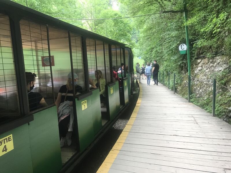 Пассажиры рассаживаются по вагонам