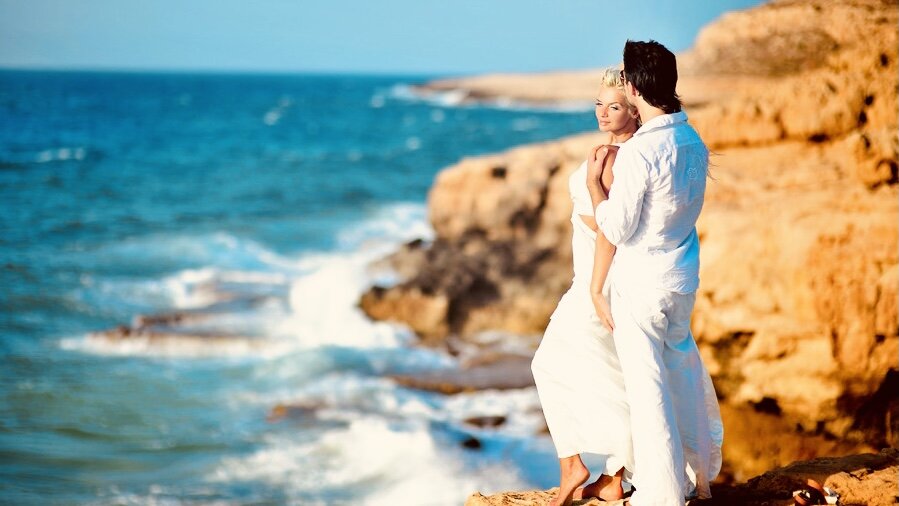 Жену на пляже муж смотрит. Мужчина и женщина на берегу. Свадьба на море. Мужчина и женщина на море. Побережье с мужчиной и женщиной.