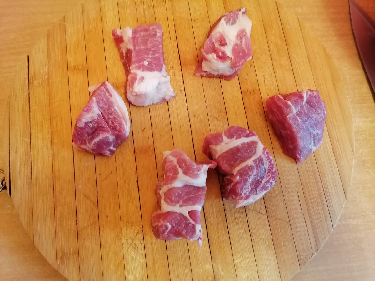 Рецепт шашлыка из свиной шеи на кефире. Нарезка мяса на кусочки