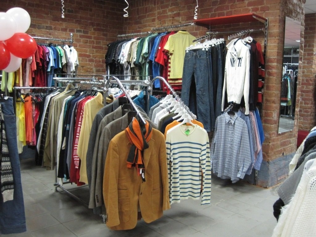 Как открыть секонд - хенд с нуля
💭 Секонд-хэнд — бизнес специфический, но, как показывает практика, легко окупаемый. Минимум расходов на старте и минимальные текущие расходы делают его привлекательным для начинающих предпринимателей. Расскажем, с чего начать.
 Готовый бизнес-план
 💡 Бизнес-идея: 👚 секонд - хэнд
 1 /5 - очень низкая
 Стоимость запуска
 5 /5 - очень высокая
 Окупаемость
 3 /5 - средняя
 Сложность управления
 5 /5 - очень высокая
 Конкурентность
Содержание бизнес-идеи
 Актуальность бизнес-идеи
 Затраты и прибыль
 Разрешения и документы
 Выбор помещения
 Оборудование
 Как выбрать поставщика
 Персонал
 Как рекламировать бизнес
 Плюсы и минусы бизнес-идеи
Актуальность бизнес-идеи
Шопингом в секонд-хэнде уже никого не удивить. Эти магазины давно перестали быть пристанищем для тех, у кого не хватает на новую одежду. Сегодня здесь ищут эксклюзивные и уникальные вещи, подбирают луки на модные вечеринки и даже находят вечерние платья и костюмы. Про детские секонды и говорить нечего: дети растут слишком быстро, чтобы покупать им новую одежду.
Бизнес идея: секонд - хенд
Затраты и прибыль
По ориентировочным подсчетам инвестиции в проект составят 110’000 рублей. Низкие закупочные цены на товары позволяют выйти на окупаемость в кратчайшие сроки. Минимальная прибыль 40’000 рублей позволит окупить проект всего за три месяца. Но этому должны способствовать удачное расположение секонда, широкий ассортимент и рекламная кампания на старте.
Затраты на старте: примерный расчет
Статья расходов Сумма, ₽
 Регистрация бизнеса 1’000
 Оборудование 75’000
 Первая партия товара 30’000
 Реклама 4’000
 Итого 110’000
 Ежемесячные затраты
 Статья расходов Сумма, ₽
 Аренда 20’000
 Зарплата 38’000
 Партия товара 30’000
 Непредвиденные расходы 5’000
 Итого 93’000
Разрешения и документы
Регистрация бизнеса
 Для оформления ИП подайте заявление в отделение ФНС и приложите к нему ксерокопию российского паспорта вместе с оригиналом для сверки. Не забудьте оплатить госпошлину в Сбербанке. Подходящий код ОКВЭД: 47.71 — Розничная торговля одеждой в специализированных магазинах.
 Заключите договор аренды сразу после получения свидетельства о регистрации ИП. Затем получите разрешения от Госпожнадзора и Роспотребнадзора. За получением разрешения на торговую деятельность обратитесь в местную администрацию.
Выбор помещения
Целевая аудитория комиссионных магазинов — люди с достатком ниже среднего и креативная молодежь любого достатка. Поэтому нет ничего зазорного в том, чтобы присмотреть помещение в спальном районе города. Во-первых, ваша основная аудитория проживает явно не в респектабельном центре. Во-вторых, аренда там обойдется дешевле. На пользу пойдет соседство с крупным продуктовым рынком или поликлиникой. Важно наличие остановки общественного транспорта в шаговой доступности.
Концепция секондов позволяет обходиться без складского помещения, но наличие подсобного помещения для персонала важно. Предусмотрите удобный и заметный для покупателей вход, по возможности оборудованный пандусом. Ежемесячные расходы на аренду начинаются от 20’000 рублей.
Оборудование
 Оборудование Стоимость, ₽
 Напольные вешалки, полки 15’000
 Осветительные приборы 10’000
 Зеркала 5’000
 Онлайн-касса с эквайрингом 40’000
 Мебель для персонала 5’000
 Итого 75’000
Как выбрать поставщика
Существует три основных канала поставки одежды в секонд-хэнды:
Магазинная сборка. Очень часто в Европе после сезонных распродаж и при смене коллекций остаются непроданные вещи. Их продают на сортировочные фабрики по очень низким ценам. Новые вещи с этикеткой идут в категорию “сток”.
 Семейная сборка. Сотрудники благотворительных организаций обходят дома с целью собрать ненужную одежду, либо люди сами передают им свои вещи. Вся собранная одежда должна быть чистой и в хорошем состоянии, но контрольная проверка с последующей стиркой и глажкой на месте все равно проводится. Из собранных вещей формируется ассортимент классических секондов
 Школьная сборка. Аналогично семейной, только сбором вещей занимаются школьники. В основном сюда идет та одежда, из которой дети уже выросли, а также новая, но уже неактуальная школьная форма
 Контейнерная сборка. Контейнеры для сбора ненужных вещей устанавливают на остановках в спальных районах и возле крупных гипермаркетов. Ассортимент сдаваемой туда одежды скуден, а качество крайне низкое. Большая часть собранной таким образом одежды идет на утилизацию, а не в секонды
 Выбор поставщика для секонд хенда
 Воспользуйтесь одним из подходящих каналов поставки одежды, либо сразу несколькими. Также вы можете выбирать одежду по стране происхождения, например, популярностью пользуется одежда из Англии, Германии и Канады.
Расходы на закупку одежды невелики — от 30’000 рублей ежемесячно. Устраивайте распродажи перед получением новой партии товара, чтобы вещи не залеживались у вас в магазинах. Кроме того, так вы будете создавать ажиотаж вокруг понравившихся покупателю вещей — брать сейчас, либо подождать скидки?
Персонал
Наймите следующих сотрудников:
Кассир-продавец. Консультирует клиентов по наличию вещей оформляет покупку на кассе. Зарплата — от 18’000 рублей в месяц по статистике средних зарплат в регионе
 Приемщик. Выставляет поступающие товары в зал и назначает цену. Зарплата — от 20’000 рублей в месяц по статистике средних зарплат в регионе
 Итого ежемесячные расходы на зарплату персоналу составят 38’000 рублей. Функции байера, а также ведение документооборота и бухгалтерии берет на себя собственник бизнеса. Со временем передать часть обязанностей можно приемщику за доплату, держать бухгалтера можно на аутсорсе.
Как рекламировать бизнес
 Не оставляйте полки пустыми и не давайте товару залеживаться. Ассортимент секонд-хэндов требует обновления чаще, чем обычные магазины одежды. Оптимальным будет устраивать последовательные скидки перед завозом новой партии товара. Для постоянных покупателей можно делать специальную рассылку с акциями, предложениями и новостями.
В день открытия распространите листовки по ближайшим домам, а также сделайте рекламные посты в популярных пабликах вашего города и тематических группах, например, в группах для родителей можно рассказать про ассортимент детской одежды.
Плюсы и минусы бизнес-идеи
✅ Преимущества:
 Относительно низкие затраты на старте
 Низкие текущие расходы
 Стабильный спрос на вещи из секонд-хэнда
 ❌ Минусы:
 Рост конкуренции в российских регионах
 Повышение закупочной стоимости из-за колебания курса валют
 Высокий процент брака и ветоши
 Недостатки проекта, на первый взгляд, могут показаться незначительными. Однако начинающему предпринимателю стоит учесть все возможные риски, чтобы их предотвратить. Только грамотное планирование и прогнозирование помогут вывести проект на стабильную прибыль.
 Удачи вам! 