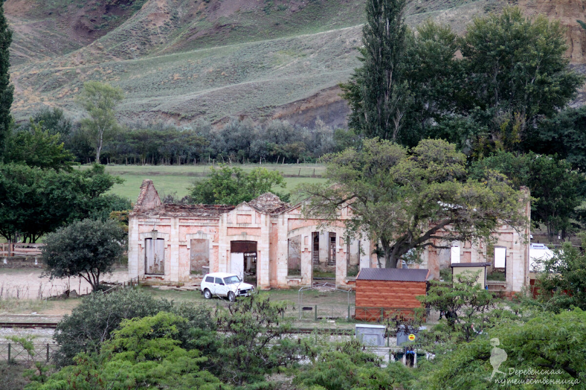 Останки здания нарядной станции Кумъ-Торкале. Фото автора.