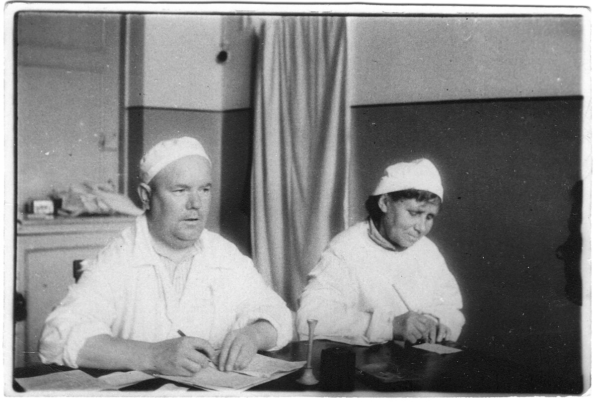 Мария Яковлевна на работе. Снимок из семейного архива Костенецких.