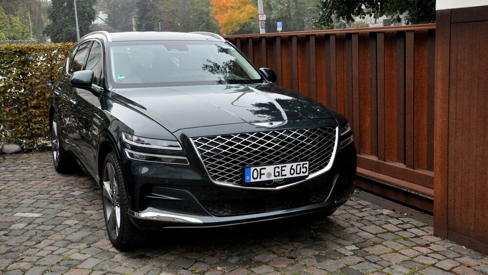 Genesis GV80  может заехать на свое место сам, даже без водителя за рулем и встать вплотную к забору