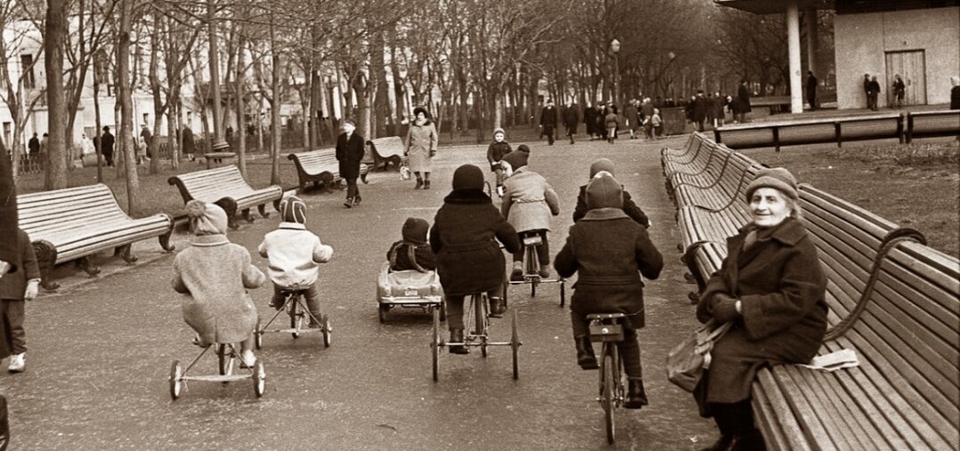 На Чистопрудном бульваре, конец 1960-х. Авторы Нина Свиридова и Дмитрий Воздвиженский (старший). Источник https://pastvu.com/p/159538.