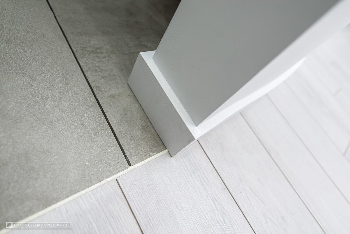 Белый герметик идеально разделяет помещения и разнородные напольные покрытия