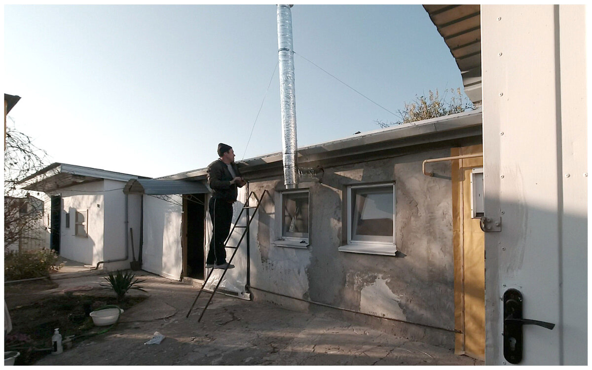 Креплю трубу вентиляции на растяжки