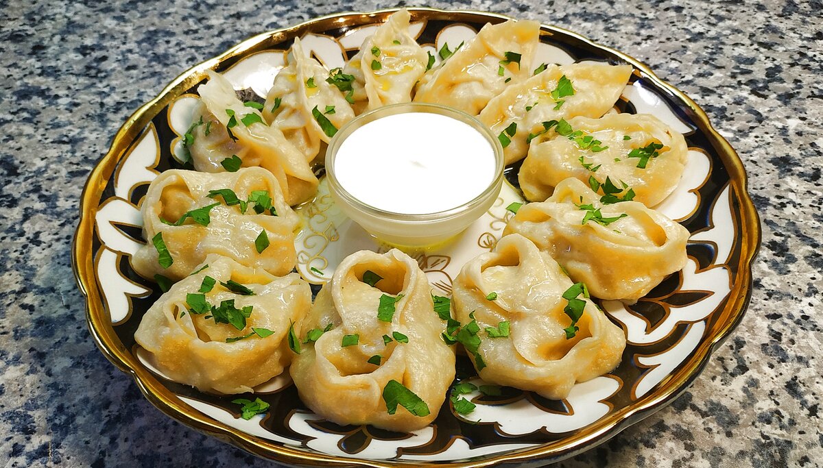 Сочные и очень вкусные манты с тыквой. Даже дети будут уплетать эти манты за обе щеки.  
Ингредиенты:
Для теста:
мука - 350 гр.
вода теплая - 250 мл.
соль - 1 ч.л.
Для начинки:
тыква - 350 гр.
лук - 300 гр.
масло сливочное - 50 гр. (растопленное)
черный перец - 1 ч.л.
паприка - 1 ч.л.
сахар - 0.5 ч.л.
соль - 1 ч.л.
зира - 1 ч.л.
масло растительное для смазки формы.
масло сливочное, зелень и сметана при подаче.

1. Замесить тесто, убрать на 20-30 минут.
2. Тыкву и лук нарезать мелким кубиком. К ним добавить растопленное негорячее сливочное масло и специи. Тщательно перемешать и убрать в холодильник.
3. Тесто разделить на несколько частей. Каждую часть раскатать в тонкий пласт толщиной 1 мм. Затем раскатанный пласт сложить, нарезать полосы шириной 8-10 см. Полосы сложить друг на друга, нарезать на квадраты, 8х8 см. или 10х10 см.
4. На каждый квадрат положить начинку, свернуть в манты. По желанию можно сделать разной формы. Смотрите видео.
5. Смазать мантоварку растительным маслом, выложить неплотно манты.
6. Готовить на среднем огне 35-40 минут.
Подавать горячими, полив сверху сливочным маслом. По желанию посыпьте зеленью. Сметана по вкусу.