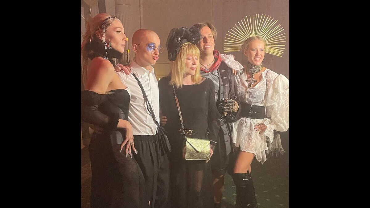 Ивлеева у урганта. Клава кока и анастасия ивлеева. Настя ивлеева юбилей 2021. Жина саева и настя ивлеева. Список звезд присутствующих на вечеринке ивлеевой.