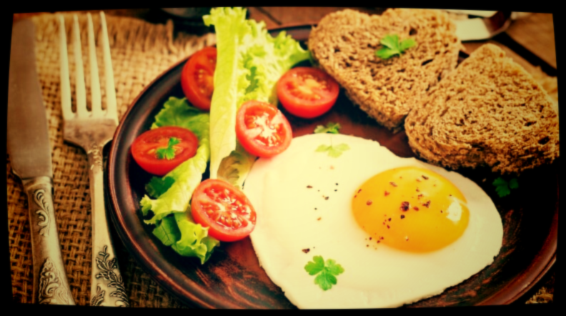 Одни утверждают, что лучшее начало дня — полезные углеводы другие — белок. 