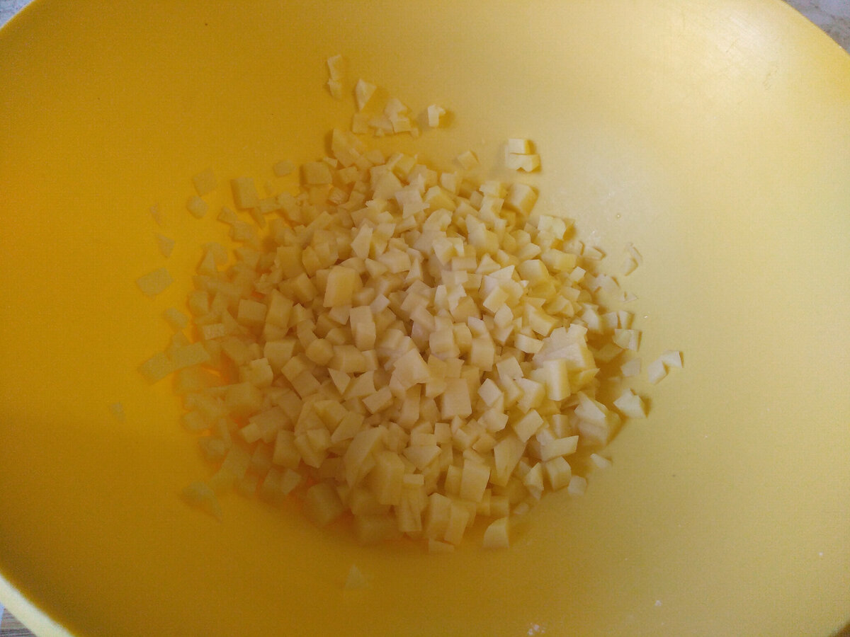 Мелко порезанный сырой картофель. 
