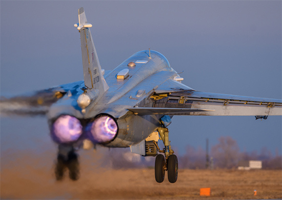 Экипажи Су-24М отработали основные и наиболее сложные элементы пилотирования