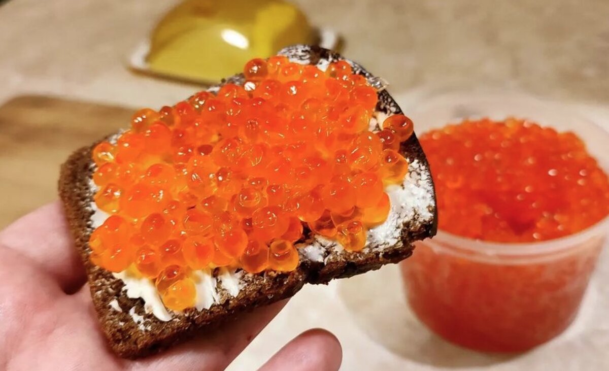 Бутерброд с красной икрой. Фото: instagram.com/p/CZC9BJ5LYL3/