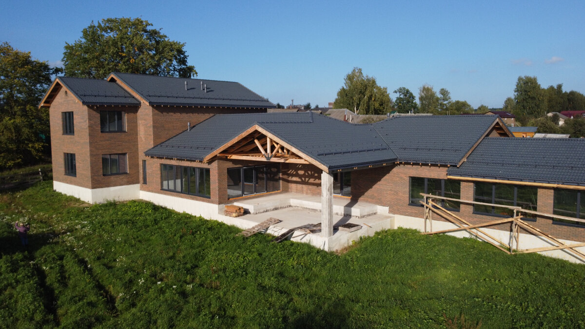 Дом свыше 500 кв м построили рядом с г. Углич. Простые и практичные решения на вкус и бюджет заказчика. Всё по индивидуальному проекту