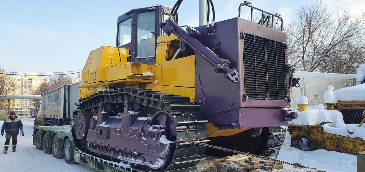 1. Прозвонить удерживающую катушку стартера                                                                2. Отсоединить стартер от ДВС-проверить работу 
3. Проверить зарядку аккумуляторных батарей, напряжение АКБ не должно быть ниже 24,8 В. Допустимая плотность электролита для поставок трактора на север 1,27+0,01 г/см3, в районы с нормальными условиями 1,25+0,01 г/см3, в тропики 1,23+0,01 г/см3. Разность плотности в банках аккумуляторов на одном тракторе не должна быть более 0,02 г/см3.